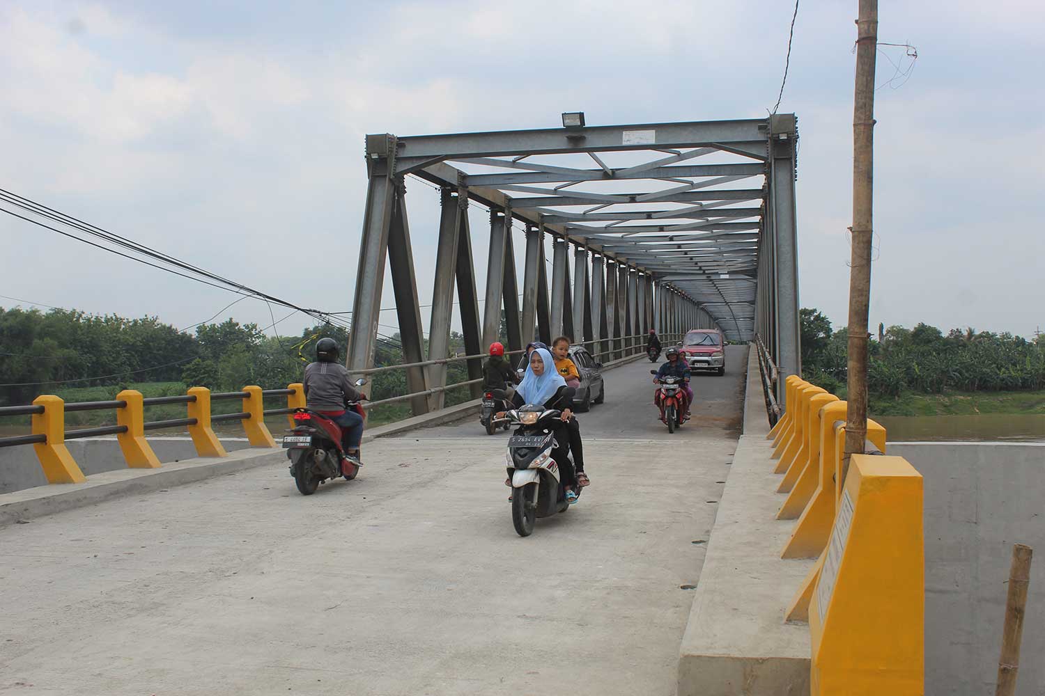 TERIMA KASIH PEMKAB TUBAN: Warga melintas di Jembatan Glendeng. Kini akses dari Tuban ke Bojonegoro atau sebaliknya, semakin cepat.