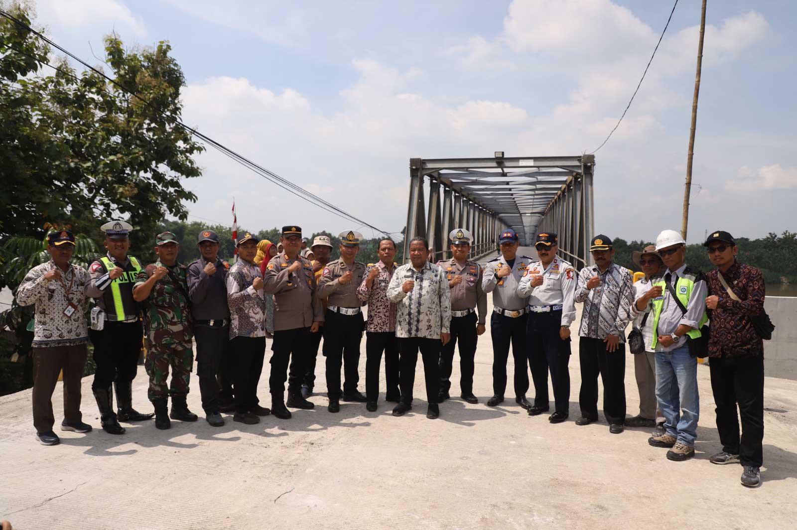 RESMI DIBUKA: (Tengah) Kepala DPUPRPRKP Tuban Agung Supriyadi bersama jajaran forum lalu lintas Tuban dan Bojonegoro membuka secara resmi akses Jembatan Glendeng, Kamis (1/2).