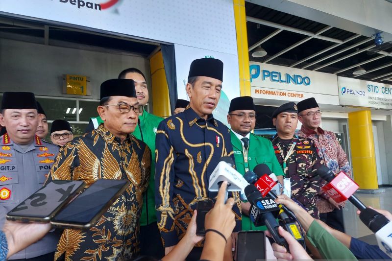 Presiden RI Joko Widodo menyampaikan keterangan pers usai menghadiri Kongres XVI GP Ansor di Pelabuhan Tanjung Priok, Jakarta, Jumat (2/2).