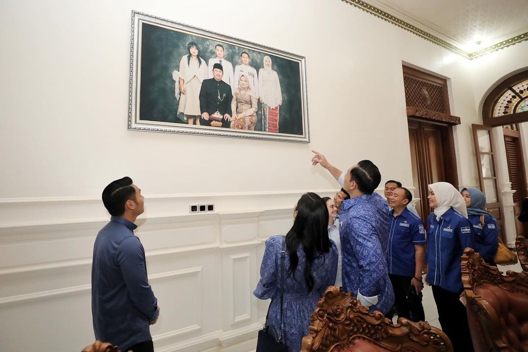 MUNGKINKAH BERLANJUT KOALISI: Bupati Lindra bersama dengan Ketum Partai Demokrat AHY serta jajaran di Pendapa Kridha Manunggal pada 24 Januari lalu. Tampak keakraban dalam momen tersebut.