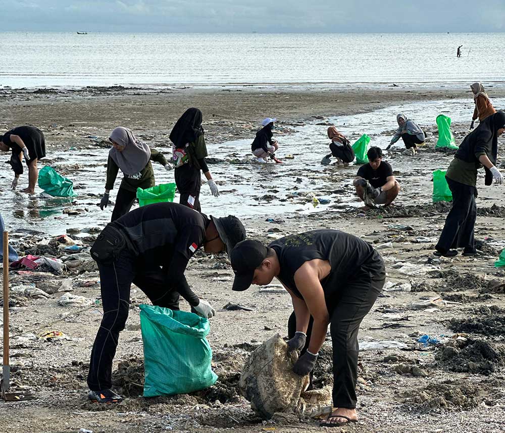 GERAKAN SOSIAL: Aksi bersih-bersih di Pantai Pantura, persisnya sekitar Monumen Pancasila, akhir pekan lalu.