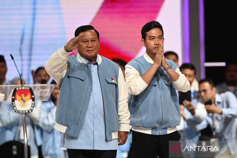 Capres cawapres nomor urut 2 Prabowo Subianto-Gibran Rakabuming Raka pada debat capres kelima, Minggu (4/2)