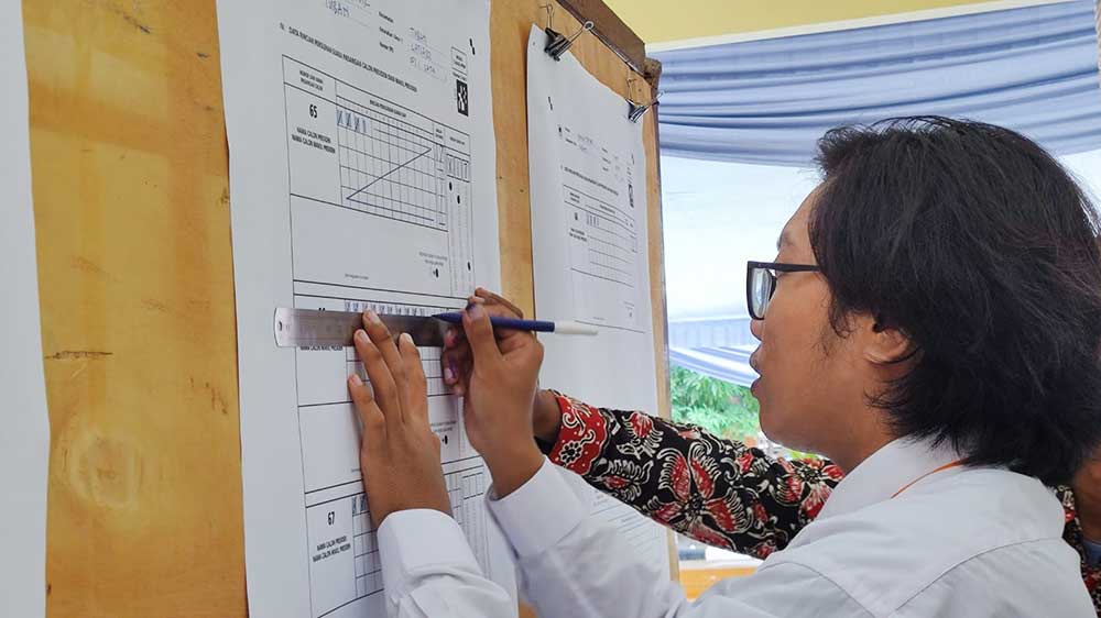 MEMANFAATKAN APLIKASI: Salah sat  petugas KPPS menghitung suara dalam simulasi pungut hitung melalui aplikasi sirekap beberapa waktu lalu.