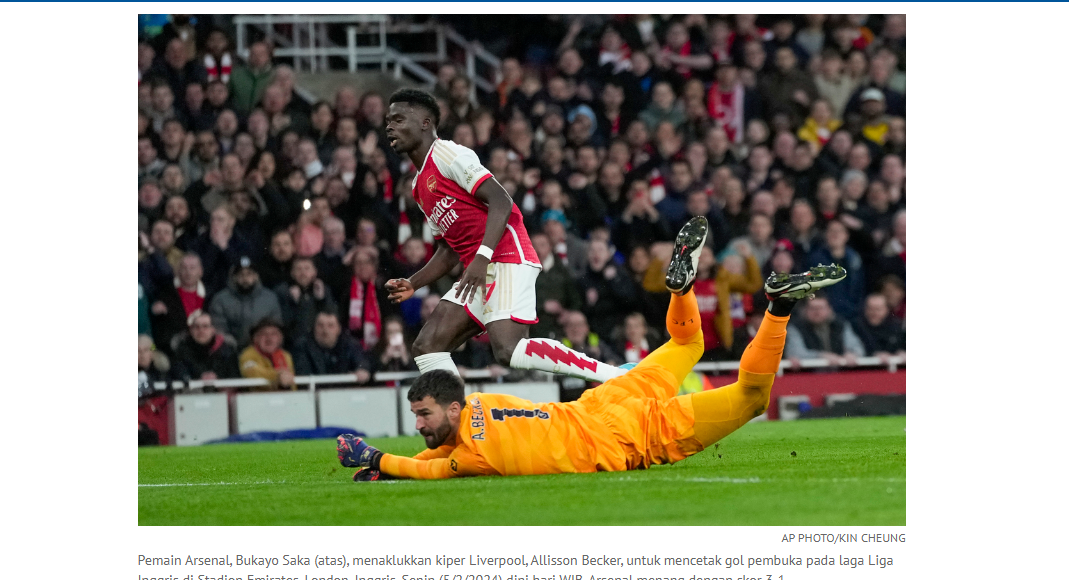 Arsenal melalui Bukayo Saka (berdiri) berhasil cetak gol pada gawang Liverpool di lanjutan laga Liga Inggris di Stadion Emirates, London