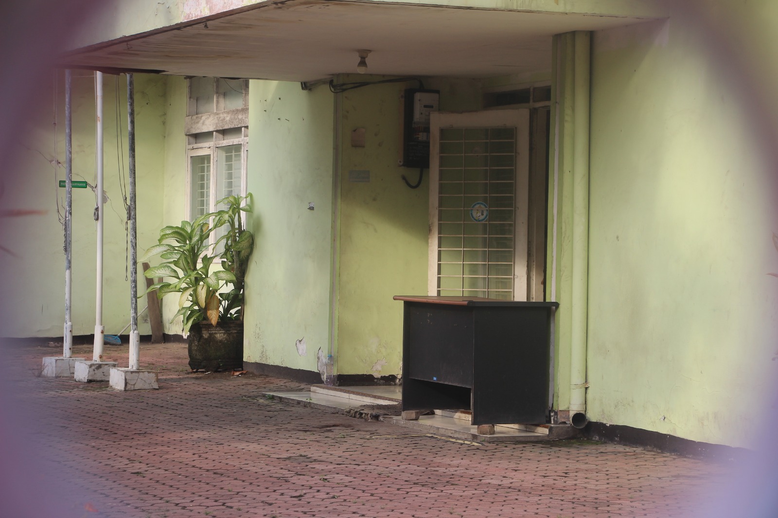 SEPI DAN TIDAK TERAWAT: Kantor BUMD PT RSM di Jalan Dr Wahidin Sudiro Husodo yang sudah tidak ada kegiatan. Senin (5/2) sore tampak lengang.