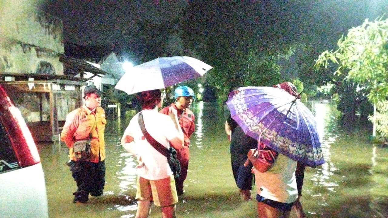 TURUN LOKASI: Tim BPBD saat melalukan monitoring daerah terdampak banjir, Minggu (4/2) malam.