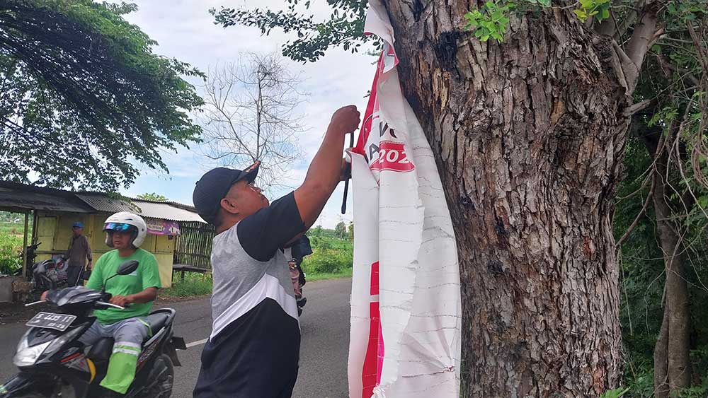 MEMBAHAYAKAN: Anggota Satpol PP-Damkar Tuban menertibkan APK rusak di jalan Merakurak&ndash;Kerek, Senin (5/2).