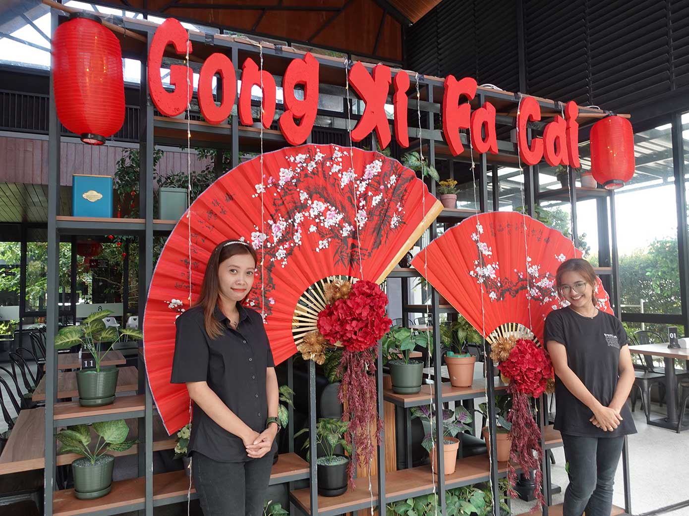 ORNAMEN IMLEK: Beberapa ornamen dan spot foto khas imlek yang ada di kafe D&rsquo;Sultan Tuban.