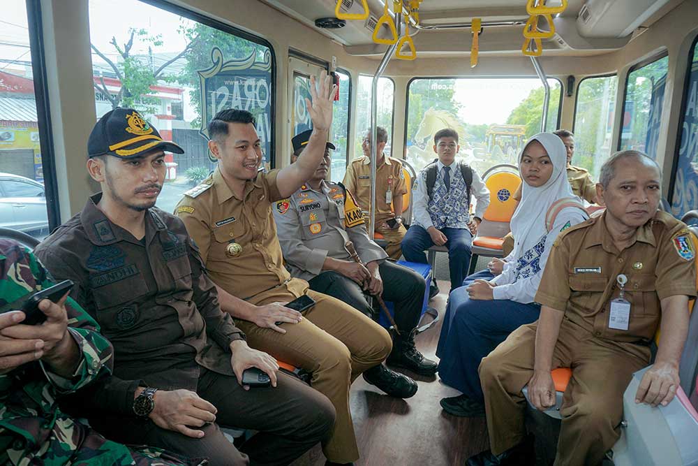 Mas Lindra bersama jajaran pejabat Pemkab Tuban dan sejumlah pelajar saat uji coba rute.