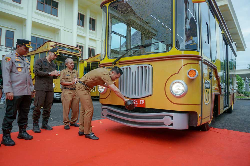 UNTUK TUBAN LEBIH BAIK: Bupati Aditya Halindra Faridzky secara resmi meluncurkan bus angkutan umum gratis untuk pelajar di depan kantor Pemkab Tuban, Selasa (6/2).
