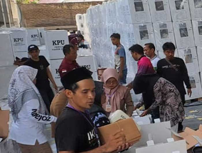 MENUJU COBLOSAN: Petugas packing di gudang logistik KPUK Tuban menyiapkan logistik pemilu sebelum proses distribusi.