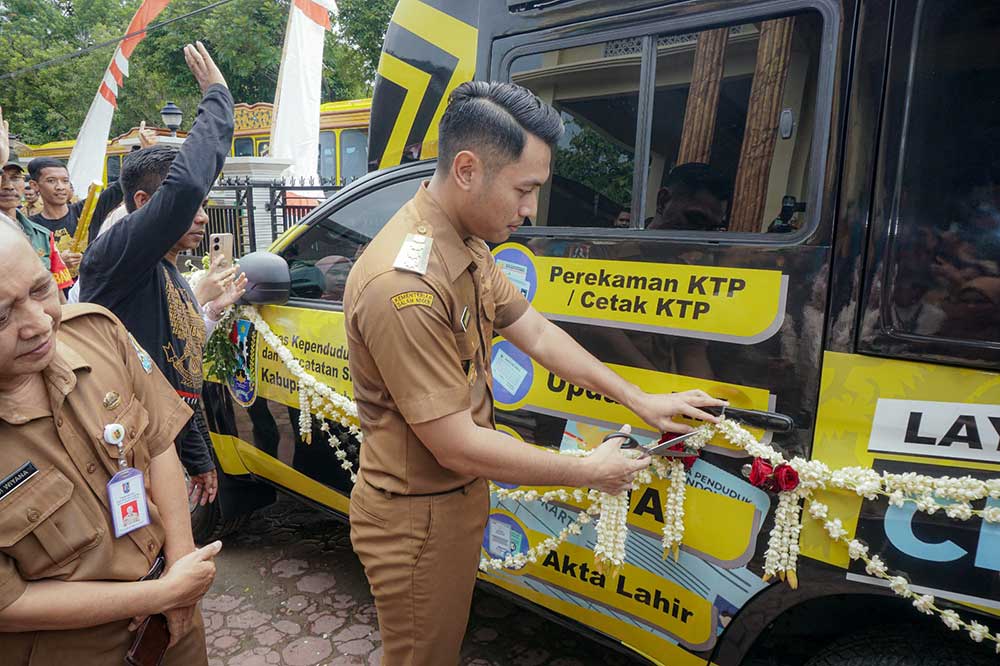DEKATKAN DAN MUDAHKAN PELAYANAN: Bupati Aditya Halindra Faridzky meresmikan Mobil Cedak Mas (Mobil Keliling Pelayanan Adminduk) di Desa Margomulyo, Kecamatan Kerek.