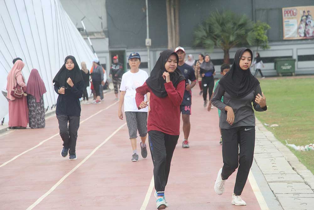 MEMERAS KERINGAT: Sejumlah remaja saat berolahraga di arena jogging track GOR Rangga Jaya Anoraga Tuban.