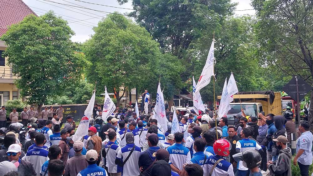 Ratusan pekerja PT Wira Karya Teknika, PT Sonar Persada Manunggal dan dan PT Niaga Nusantara Mandiri unjuk rasa menuntut hak gaji yang sesuai UMK, Selasa (6/2).