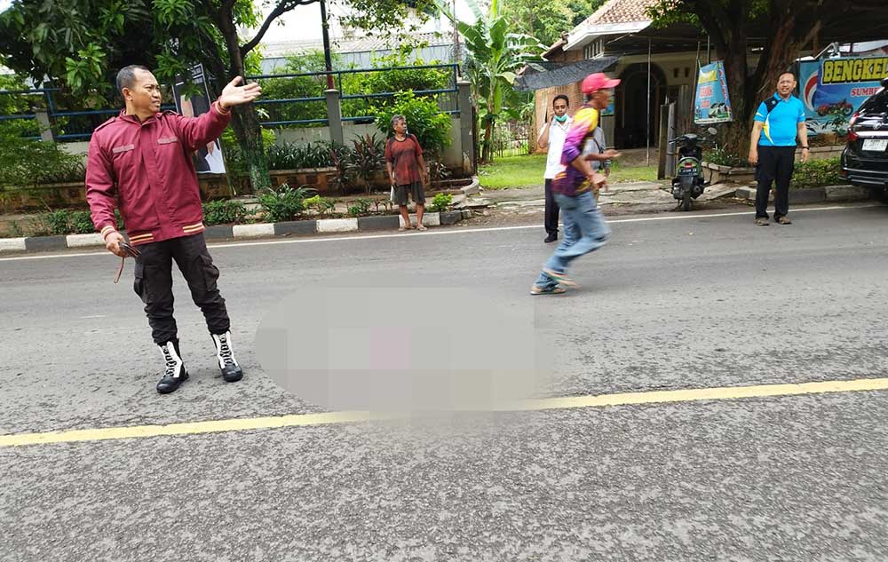 EVAKUASI: Petugas saat mengatur lalu lintas di Jalan Pahlawan Tuban, pasca kecelakaan Rabu (7/2) siang.