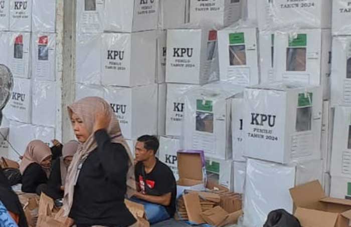 Petugas packing di gudang logistik KPUK Tuban.