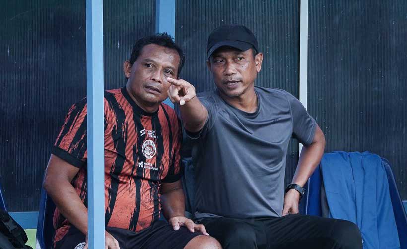 Widodo C. Putro (kanan), kepala pelatih baru tim Singo Edan dalam lanjutan kompetisi BRI Liga 1 2023/2024.