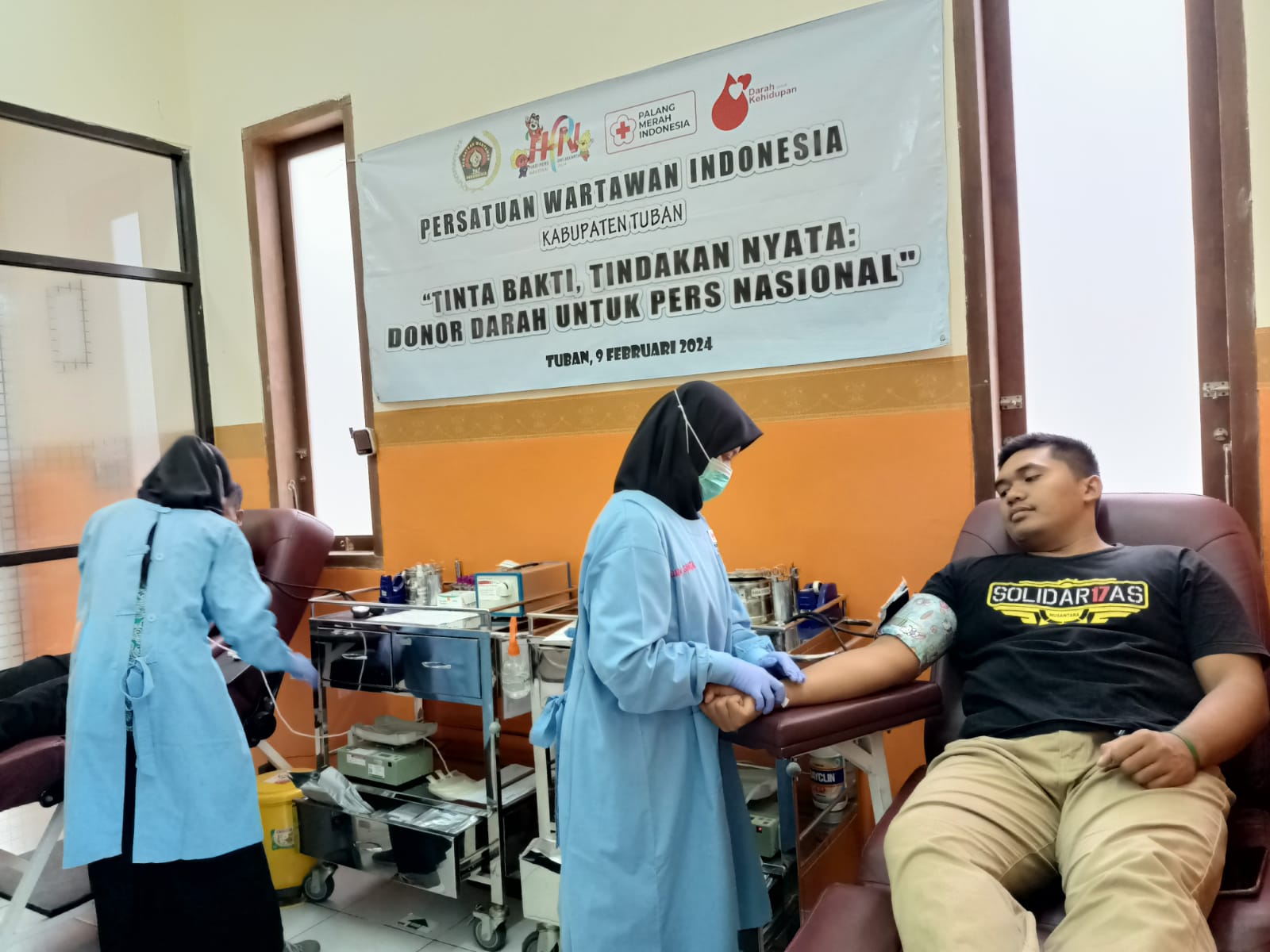 Donor darah yang digelar PWI Tuban di ruang UTD PMI Tuban, Jumat (9/2).