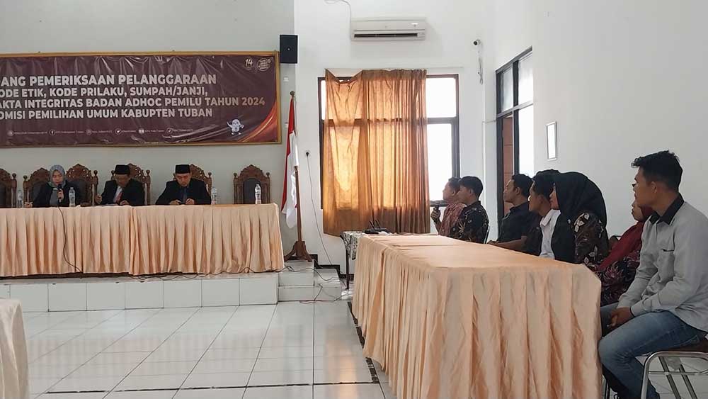 DISANKSI: Petugas KPPS yang kedapatan pose jari merujuk nomor urut capres menjalani sidang etik di kantor KPUK Tuban beberapa hari lalu.
