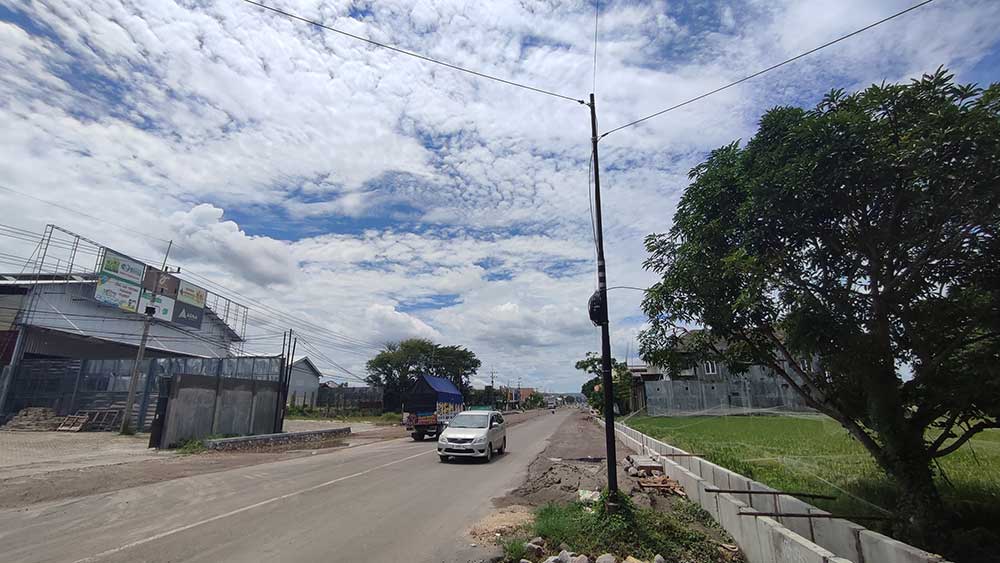 TAK BERPEMILIK: Tiang beserta kabel yang masih tertancap di area proyek pelebaran Jalan Soekarno-Hatta belum jelas pemiliknya.