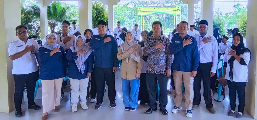 Petugas KPPS Desa Mandirejo Kecamatan Merakurak berpose usai dilantik beberapa waktu lalu.