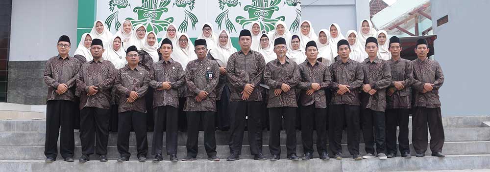 BERDEDIKASI: Jajaran dewan guru MTs Negeri 2 Tuban yang bertanggung jawab mendidik para siswa.