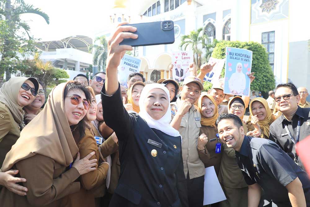 KENANGAN AKHIR PEMERINTAHAN PERTAMA: Gubernur Jawa Timur Khofifah Indar Parawansa dan Wagub Jawa Timur Emil Elestianto Dardak bersama pegawai Pemrov Jatim foto selfie bareng.