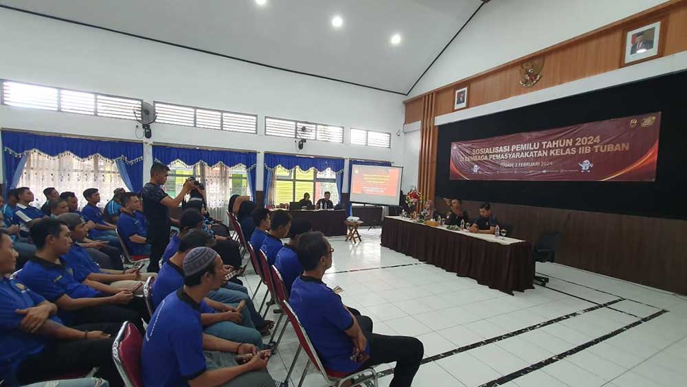 Komisioner KPUK Tuban Zakiyatul Munawaroh saat memberikan sosialisasi kepada napi di lapas kelas II B Tuban, Jumat (2/2).