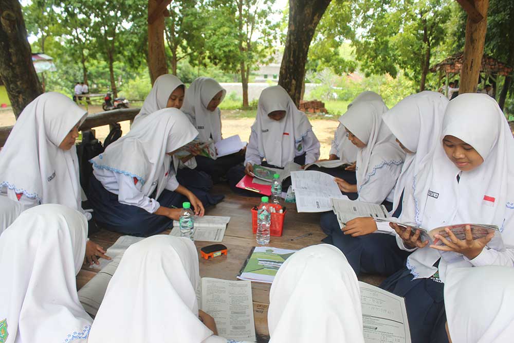NYAMAN: Siswa MTs Negeri 2 Tuban belajar dengan nyaman di gazebo di lingkungan madrasah.