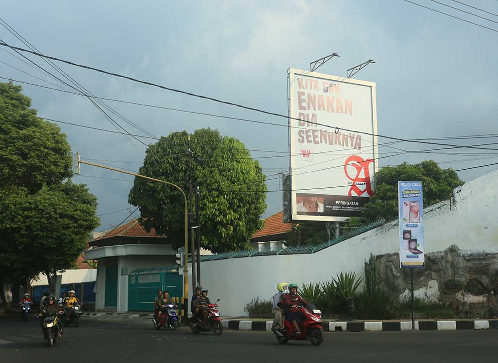POTENSI PAD: Salah satu reklame wajib pajak di Simpang Empat Tri Dharma.