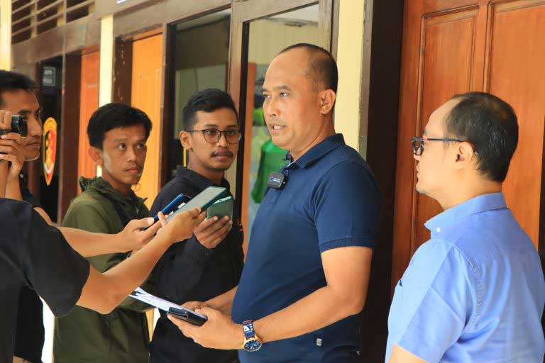 KONFERENSI PERS: Kasat Reskrim Polres Tuban AKP Rianto memberikan penjelasan terkait kabar bekingan tambang.