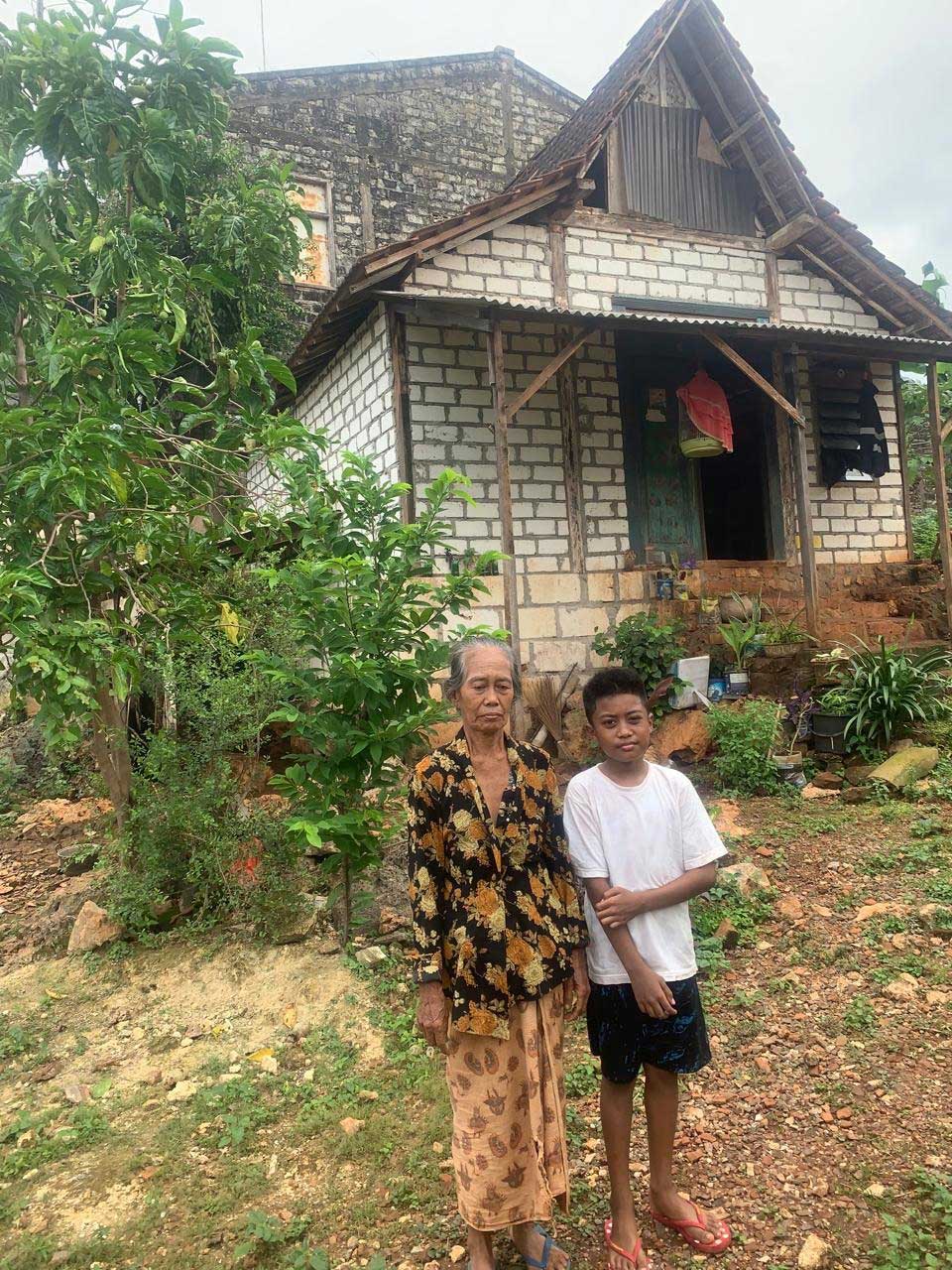 MERASA SENDIRI: Samijah bersama cucunya Mustofa di depan rumahnya di Jalan Galunggung, Perum Puri Indah Tuban.