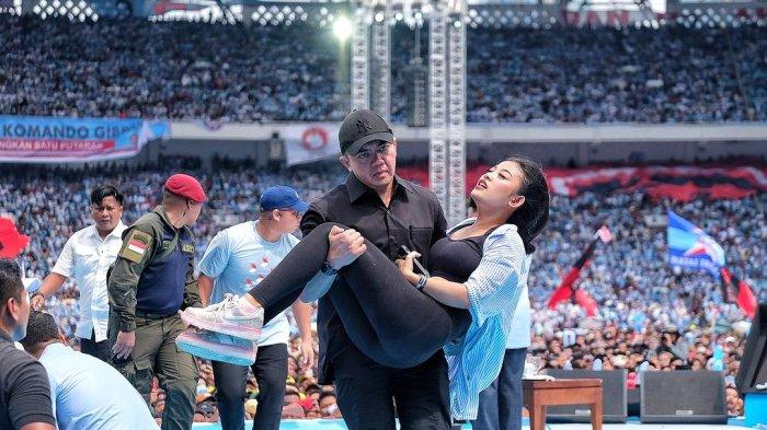 Ajudan Kemenhan RI Prabowo Subianto, Mayor Teddy, saat menggendong relawan yang pingsan