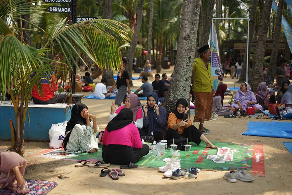 RAMAI: Pengunjung wisata Pantai Kelapa Tuban ketika menikmati waktu libur panjang akhir pekan.