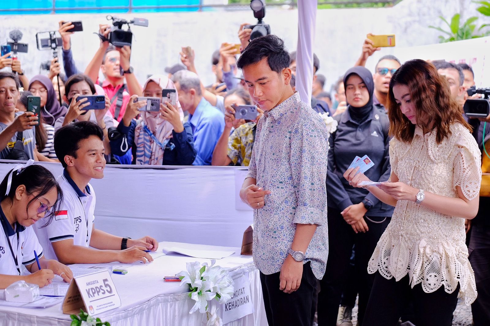 Unggahan foto di akun @gibran_tweet, dia membagikan foto kegiatannya saat pencoblosan ditemani dengan istrinya, Selvi Ananda.