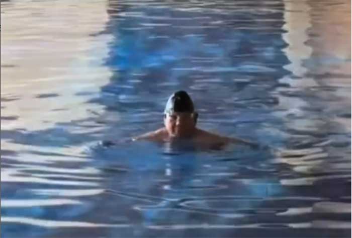Prabowo Subianto berenang di kediamannya usai mencoblos.