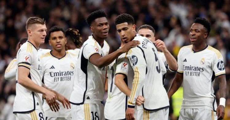 Pemain Real Madrid saling merayakan gol ke lawan