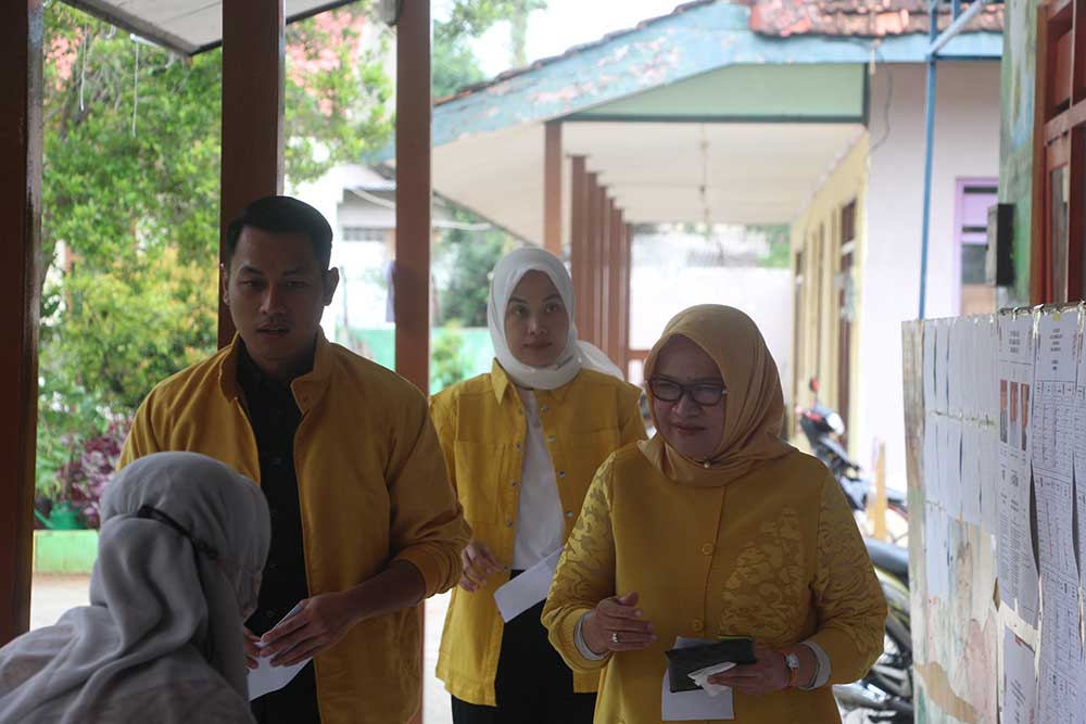 PESTA DEMOKRASI: Bupati Tuban Aditya Halindra Faridzky setelah menggunakan hak pilihnya pada Pemilu 2024 di TPS 17 Kelurahan Perbon, Kecamatan Tuban, Rabu (14/2).