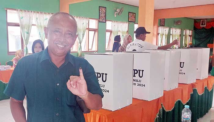 GAGAL TARGET: Ketua DPRD Tuban menggunakan hak pilihnya di TPS 003 Desa Montongsekar, Kecamatan Montong. Di TPS-nya, pasangan AMIN kalah.