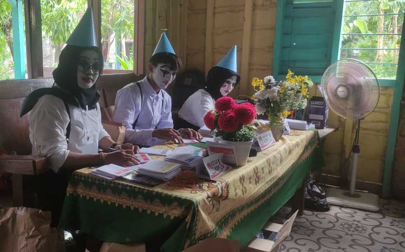 MERIAH: Petugas KPPS di Desa Medalem, Kecamatan Senori melakukan berbagai upaya untuk menarik minat warga untuk mencoblos.