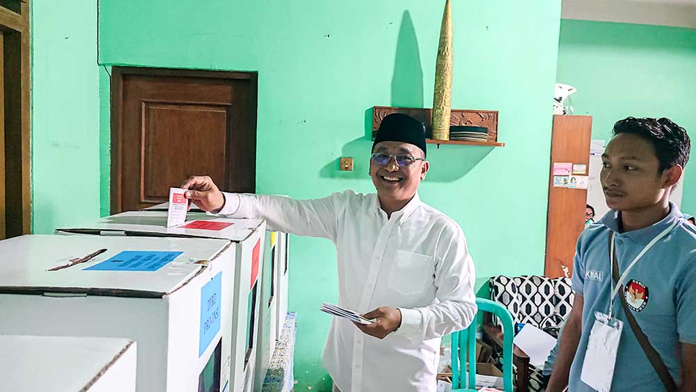 SALURKAN HAK PILIH: Wakil Bupati Tuban Riyadi menggunakan hak pilihnya pada Pemilu 2024 di TPS 3 RT 02 RW 01 Desa Maibit Kecamatan Rengel, Rabu (14/2).