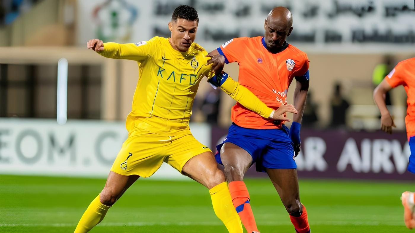 Perbutan bola oleh Cristiano Ronaldo (kiri) dihadang Sami Al Khaibari (kanan) di Laga Champion Asia Riyadh, Kamis (15/2)