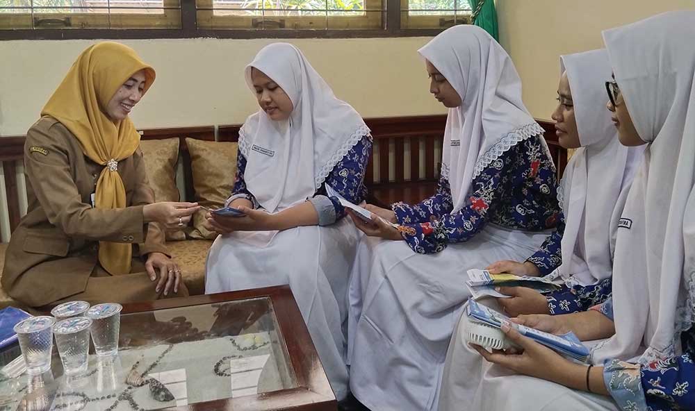MENJELANG KULIAH: Siswa SMAN 2 Tuban melakukan bimbingan konseling dengan Guru BK terkait rencana melanjutkan studi.