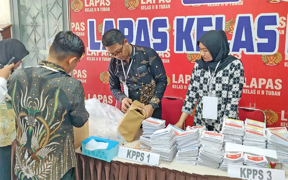 POTRET DEMOKRASI: KPPS menjalankan tugasnya memfasilitasi warga binaan Lapas Kelas II B Tuban untuk menggunakan hak pilihnya dalam Pemilu 2024.