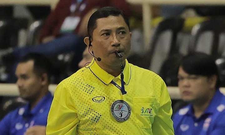 TOTALITAS: Dondi, wasit voli internasional asal Tuban saat menjadi pengadil pertandingan.