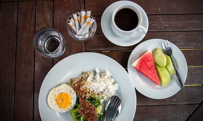 Ilustrasi makanan dan rokok