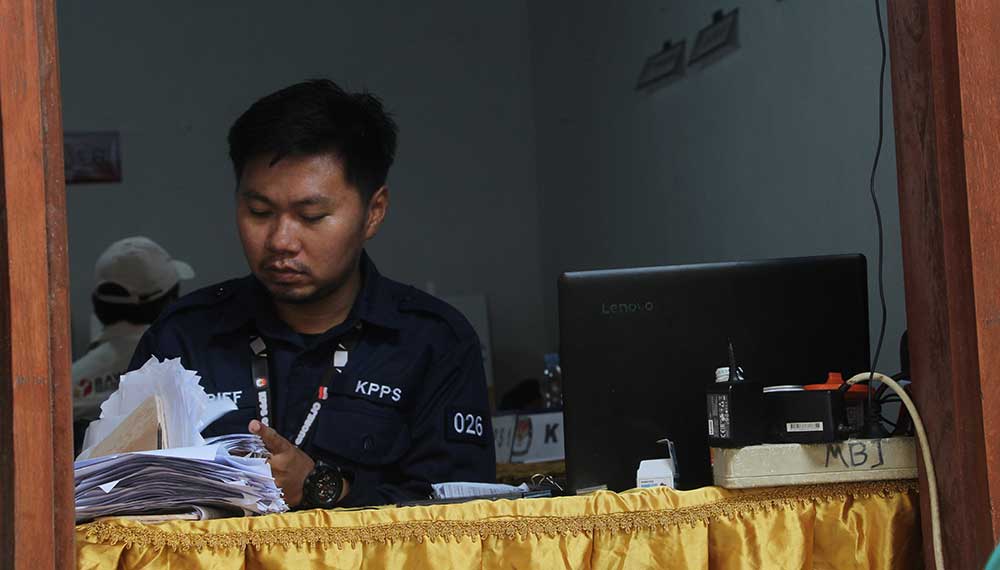 Petugas cek surat suara di salah satu TPS di Kabupaten Tuban