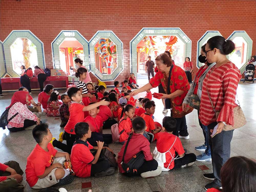 TRADISI: Acara rutinan ke Klenteng Kwan Sing Bio Tuban untuk memeringati tahun baru Imlek.