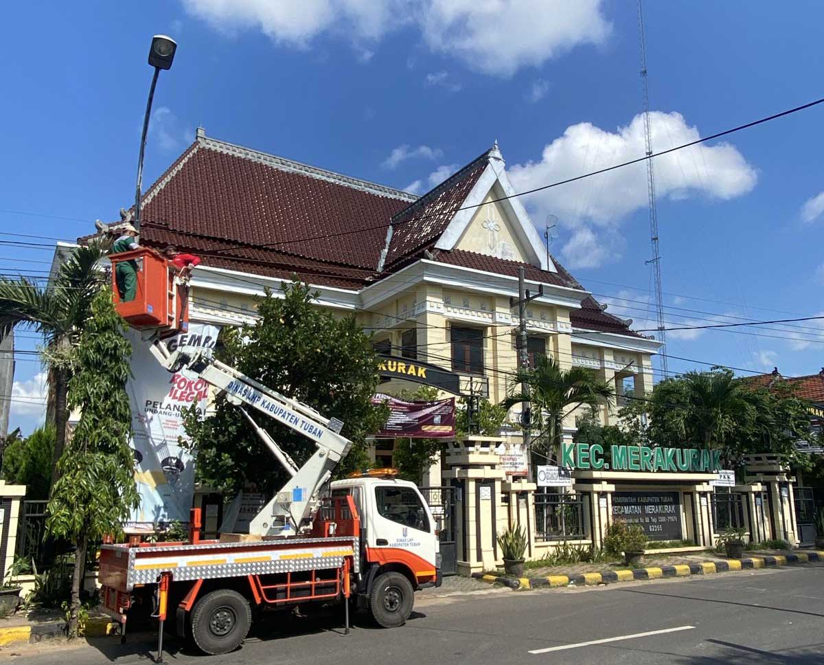 AKIBAT HUJAN: Petugas DLH-P Tuban saat melakukan perbaikan PJU di Kecamatan Merakurak yang rusak karena cuaca.