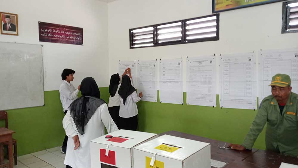 REKAP SUARA: Salah satu petugas TPS di Desa Sumberejo, Kecamatan Merakurak melakukan penghitungan suara pada 14 Februari lalu.